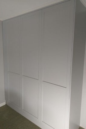 platsbyggd och måttanpassad grå garderob med ramdörrar